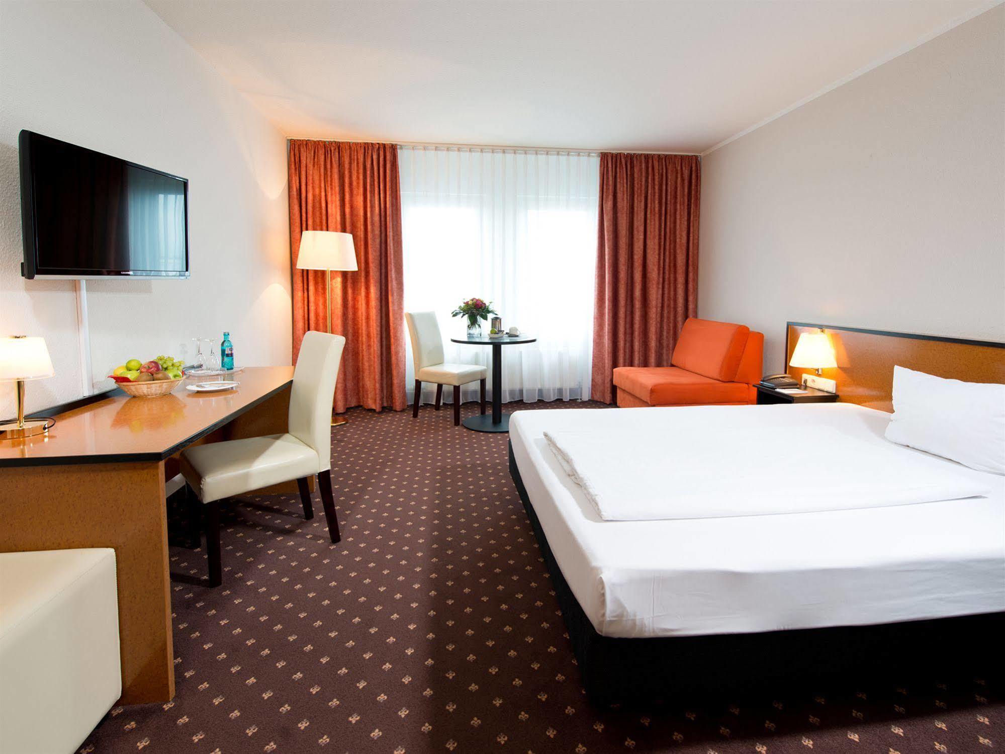 Achat Hotel Hockenheim Bagian luar foto