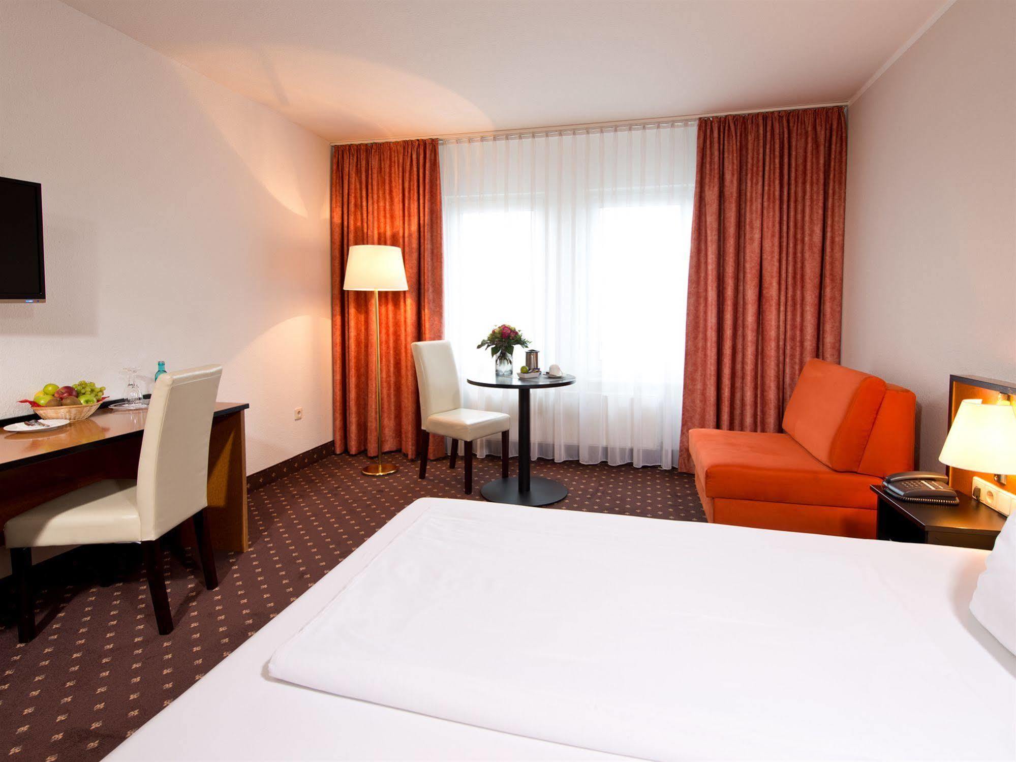 Achat Hotel Hockenheim Bagian luar foto